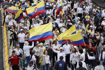 Personas participan en una caminata por la paz y en apoyo al senador Miguel Uribe Turbay este domingo, en Bogotá.