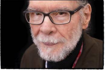 A sus 81 años, la vitalidad y la intensidad del escritor y poeta Enrique Jaramillo Levi permanecen intactas como el primer día.