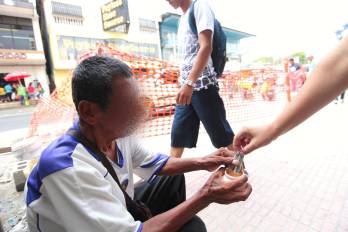 Imagen ilustrativa de una persona pidiendo