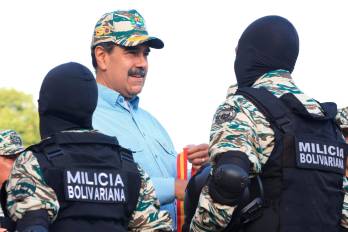 Fotografía cedida por prensa del Palacio de Miraflores del presidente de Venezuela, Nicolás Maduro (c), saludando a miembros de la Milicia Bolivariana este jueves, en Caracas (Venezuela). EFE/ Palacio de Miraflores