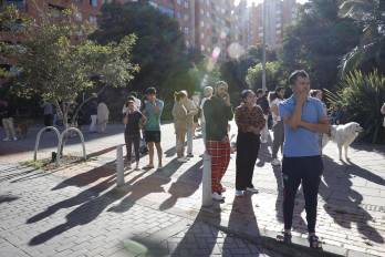 Personas evacuan edificios tras un fuerte temblor este lunes, en Bogotá (Colombia). EFE/ Mauricio Dueñas Castañeda