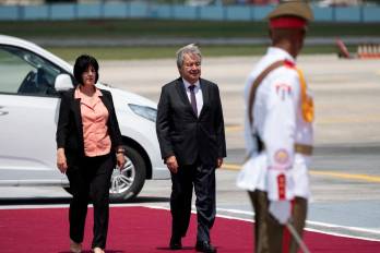 Imagen de archivo de el Secretario General de las Naciones Unidas, Antonio Guterres (C), caminando junto a la exministra cubana de Trabajo y Seguridad Social, Marta Elena Feitó (izquierda),