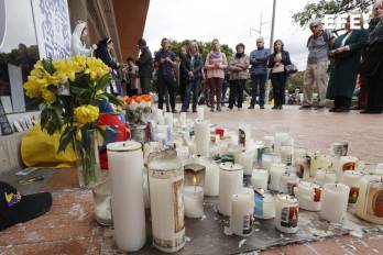 Personas observan un altar en honor al senador y precandidato presidencial colombiano Miguel Uribe Turbay, este miércoles en una de las entradas de la Fundación Santa Fe de Bogotá (Colombia).