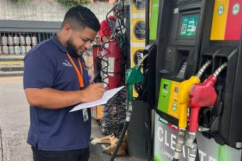 Con un pie de fuerza de 90 personas, la Acodeco supervisa que los precios estén visibles y que el suministro se realice correctamente, en un esfuerzo por garantizar transparencia.