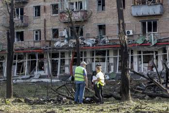 Daños provocados por el ataque ruso en una zona residencial de Kiev. EFE/EPA/SERGEY DOLZHENKO