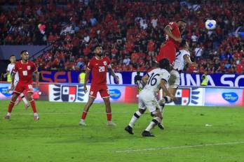 Carlos Harvey (der.) durante el partido frente a Guatemala.