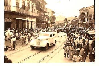 Ministro Plenipotenciariano del Perú y comandantes Generales de Bomberos de Lima y Callao en camino a la Plaza 5 de Mayo para presentar homenaje a los bomberos caídos, Panamá, 1937.