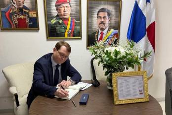 El ministro consejero de la Embajada de Rusia en Panamá firma libro de condolencias.