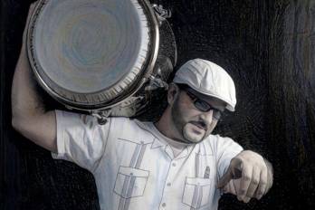 Obed Succari radica en Detroit y lidera el proyecto PanaMO, con el que fusiona ritmos afropanameños y Latin Jazz.