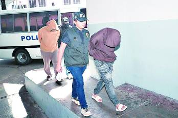 Familiares de Héctor Brands siendo conducidos al Sistema Penal Acusatorio.