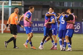 Jugadores de El Salvador celebran al finalizar un partido por las eliminatorias a la Copa Mundial 2026 entre Guatemala y El Salvador.