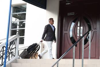 El abogado Sidney Sitton llega a la sede de la Corte Suprema de Justicia en una de las audiencias programadas.