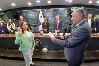 Castañeda fue respaldada por los diputados del Partido Revolucionario Democrático, Benicio Robinson y Arquesio Arias.