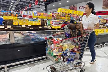 Mientras la mediana salarial en Panamá se ubica en $755.8, el costo promedio de la vida alcanza los $1,075.92, obligando a los hogares a destinar casi la mitad de sus ingresos solo a la compra de alimentos, según datos del IDEN.