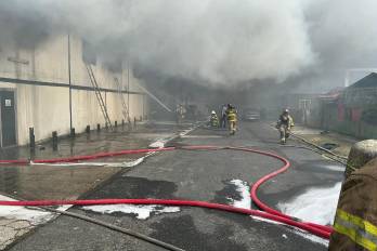 Unidades del Cuerpo de Bomberos trabajaron más de 15 horas para controlar el incendio en Río Abajo, que ahora entra en fase de investigación técnica.
