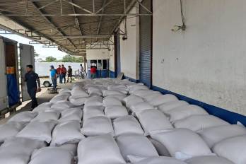 En el retén de San Isidro, la Dirección de Antinarcóticos retuvo dos articulados con 1,031 sacos de arroz (valorados en más de 50 mil dólares) presuntamente de contrabando desde Costa Rica.