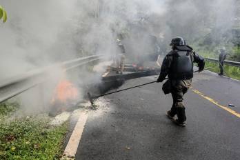 Las autoridades informaron que el libre tránsito por mar será restablecido una vez se estabilice la situación en el área.