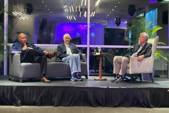 Plinio Castillo (izq.) y Eduardo Pazmiño durante el conversatorio con el Club de Leones.