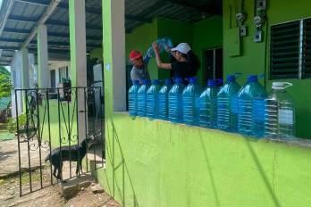Los residentes de Tocumen denuncian la falta de agua potable en sus hogares. Muchos son obligados a comprar tanques, bombas y aguas embotelladas para bañarse y alimentarse.