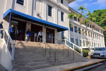 Normalmente, hay un defensor público para cubrir la ausencia en estos casos. Sin embargo, ayer el defensor público encargado avisó que no podría venir.