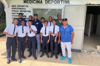 El doctor Leslie junto a parte de su equipo y varios estudiantes, quienes participan en los juegos Codicader.