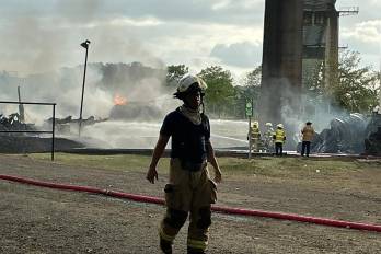 El incendio se registró a las 4 de la tarde y dejo como saldo una persona fallecida y dos bomberos heridos.