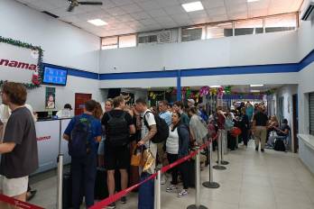 Pasajeros y Turistas varados en el Aeropuerto de la Isla Colón, Bocas del Toro
