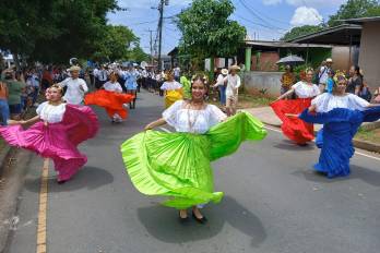 Jovenés empolleradas deleitaron al público con diferentes piezas musicales.