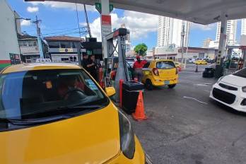 En ciudades fuera de Panamá y Colón, el precio del combustible aumenta progresivamente y supera los $4.67 hasta más de $4.84 por galón, según la región.