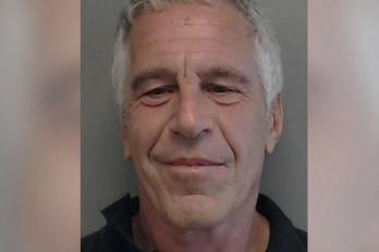 El diario The Wall Street Journal publicó un artículo sobre una carta con el dibujo de una mujer desnuda enviada supuestamente por el mandatario republicano a Epstein en 2003.