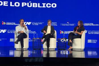 El escritor colombiano Juan Gabriel Vásquez y la periodista mexicana Carmen Aristegui, moderados por Rita Vásquez.