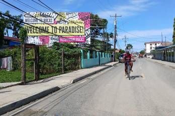 Un residente transita al lado de uno de los letreros que dan la bienvenida a la provincia de Bocas del Toro.