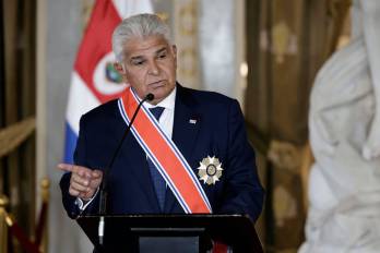 Durante su visita a Costa Rica, Mulino denunció intentos para bloquear su postulación y destacó su independencia frente a grupos de poder.