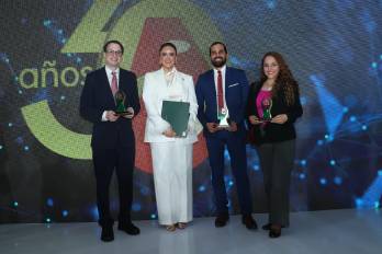 En el orden usual: Leonardo Grinspan, de Radio Panamá; Ivette Leonardi, presidenta de la junta directiva del Fórum de Periodistas 2026 y editora general de La Estrella de Panamá; Juan Alberto Cajar y Mary Triny Zea, periodistas de La Estrella de Panamá.