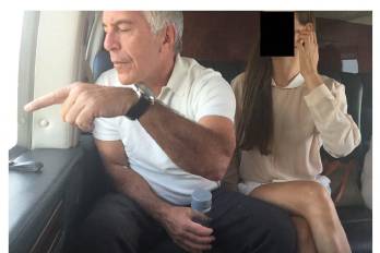 Esta imagen de archivo, sin fecha ni lugar especificados, difundida por demócratas del Comité de Supervisión de la Cámara de Representantes el 18 de diciembre de 2025, muestra al fallecido y condenado delincuente sexual Jeffrey Epstein (izquierda) sentado junto a una mujer cuyo rostro ha sido censurado.