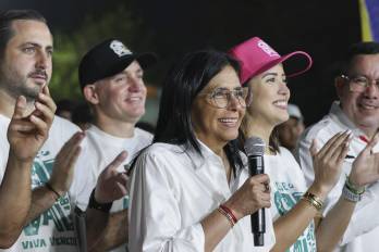 Imagen cedida por Palacio de Miraflores que muestra a la presidenta encargada de Venezuela, Delcy Rodríguez (c) hablando en un acto de gobierno este viernes, en La Guaira (Venezuela).