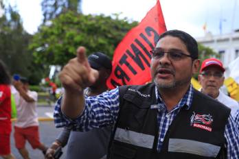 Saúl Méndez, dirigente del Suntracs en medio de una manifestación en ciudad de Panamá.