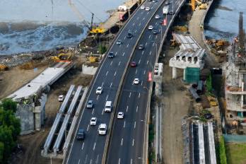 Trabajos de ingeniería con maquinaria pesada para la instalación de vigas de 53 metros en el entronque de Costa del Este.