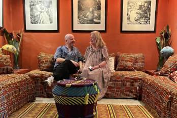 Manuel Segade director del Museo Reina Sofía de Madrid, junto a la artista panameña Sandra Eleta. Detrás se exhiben tres fotografías de sus series en Portobelo y Darién.