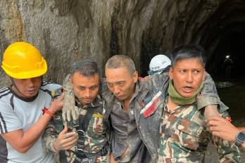 Un grupo de militares del Nepal rescata a un trabajador chino de un túnel de Upper Trishuli