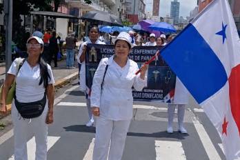 Integrantes del gremio de enfermería protestan en las vías públicas para exigir la apertura de plazas en el sistema estatal.