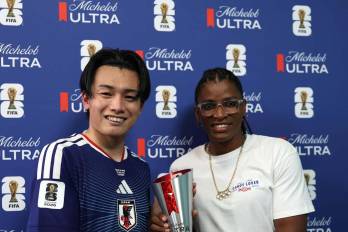 El delantero japonés Ayase Ueda recibió el premio al mejor jugador del partido de manos de la boxeadora.