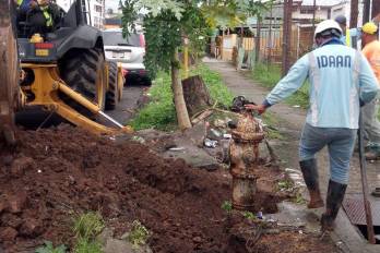Funcionarios del Idaan en medio de operativo de reparación en la ciudad de Panamá.