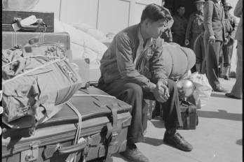 Residentes de origen japonés son enviados a campos de concentración en California (Estados Unidos), en 1942.