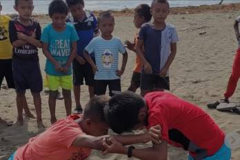 El profesor Darnelo Jiménez entrena a un grupo de jóvenes en Gunayala, en la modalidad de lucha en la playa.