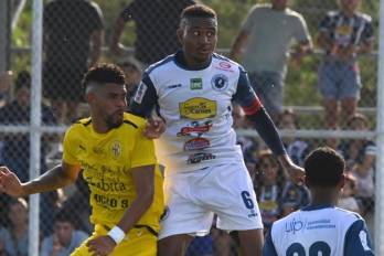 El Veraguas United y Herrera FC durante un partido de la LPF.