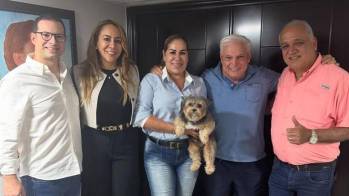Martinelli junto con su hijo Luis Enrique Nartinelli, su vocero y diputado Luis Eduardo Camacho, la abogada Jessica Canto y la diputada Shirley Castañeda.