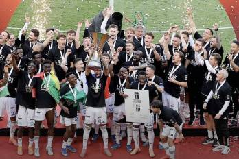 El central panameño, Andrés Andrade celebrando su título con el LASK.