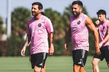 Lionel Messi (izq.) y Jordi Alba durante un entrenamiento con el Inter Miami.