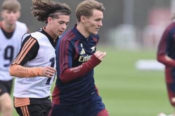 El futbolista panameño-inglés del Arsenal, Luis Muñoz (izq.) entrenándose junto a Martín Odergaard.